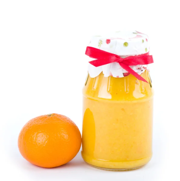 Geléia de tangerina e laranja no fundo branco — Fotografia de Stock