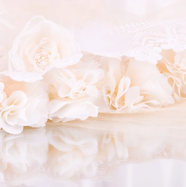 Los hermosos zapatos de novia, encaje, bolso y perlas — Foto de Stock