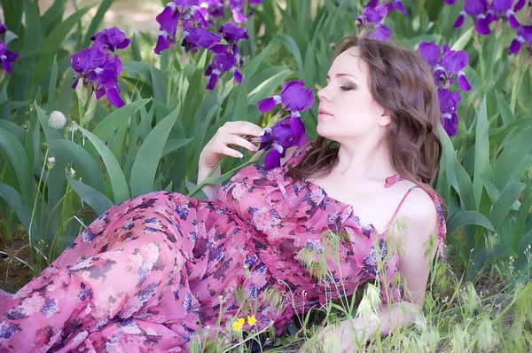 Krásná žena v jarní fialové taffies — Stock fotografie