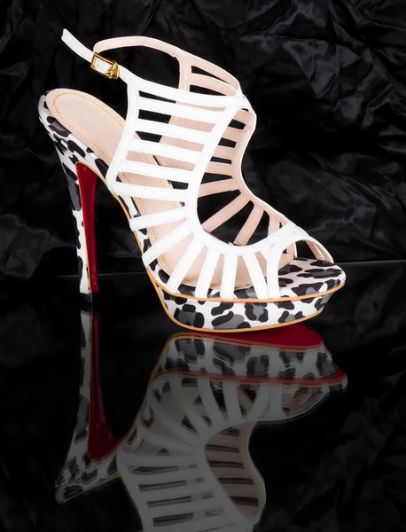Szexi divatos cipők fekete háttér. — Stock Fotó