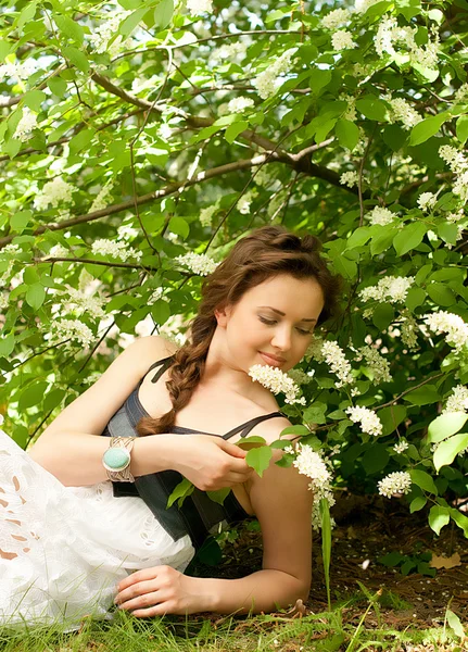 Mulher bonita na primavera flores brancas — Fotografia de Stock
