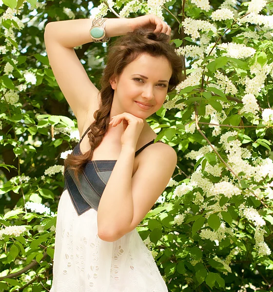 Schöne Frau im Frühling weiße Blumen — Stockfoto