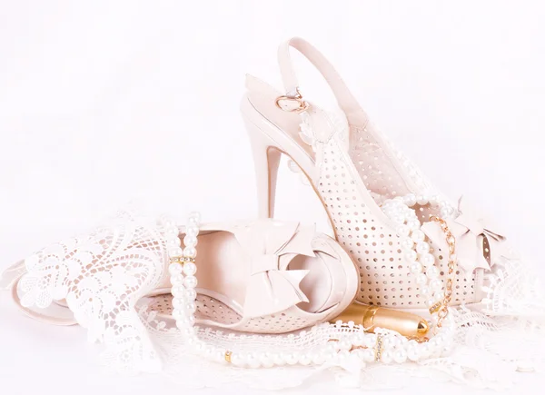 Os belos sapatos de noiva, rendas e alianças de casamento — Fotografia de Stock