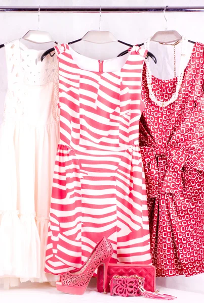 Divatos ruhák a kampókat a egy ruhatár — Stock Fotó