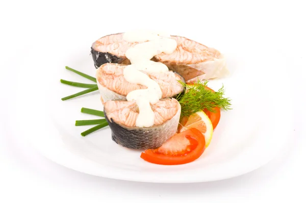 Stück Lachs mit Gemüse auf weißem Hintergrund — Stockfoto
