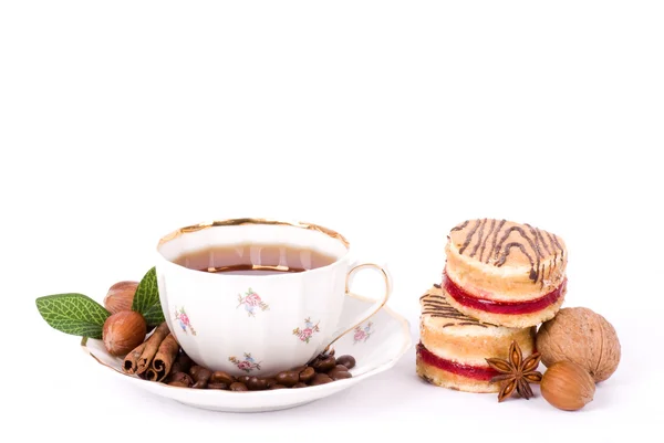 Conjunto de chá bonito com cupcakes no fundo branco — Fotografia de Stock