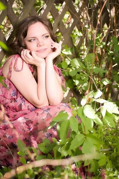 Piękna kobieta w wiosennym ogrodzie — Zdjęcie stockowe