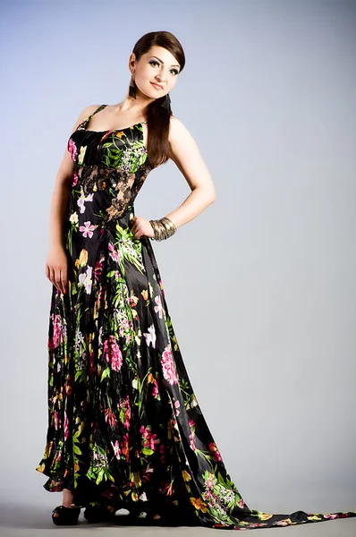 Krásná žena v šatech s jarní květy — Stock fotografie