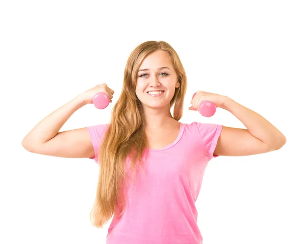 Chica sonriente con pesas libres en el gimnasio — Foto de Stock