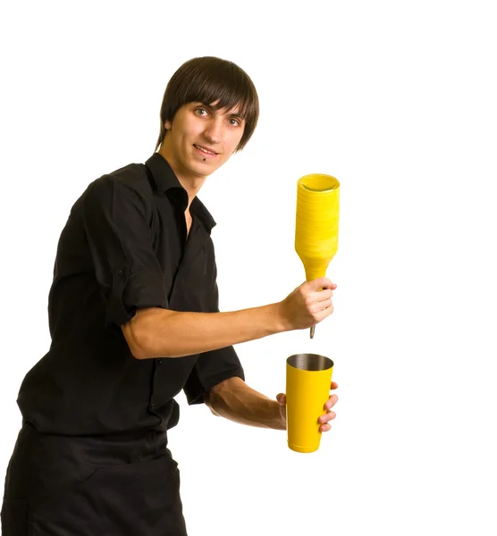 Barman faz um truque com uma coqueteleira e garrafa — Fotografia de Stock