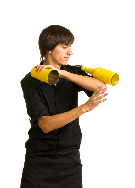 Bartender gör ett trick med en shaker och flaska — Stockfoto