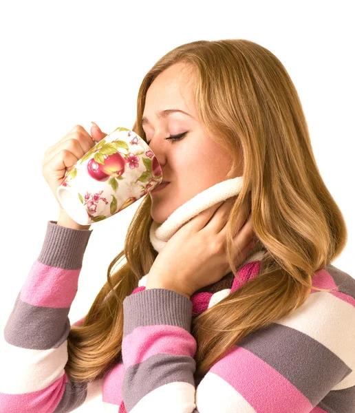 Schönes lächelndes Mädchen mit einer Tasse — Stockfoto