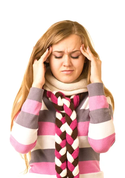 Красивая девушка с ужасной головной болью держа голову в боли — стоковое фото