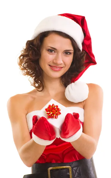 Mulher em roupas de Papai Noel com presente — Fotografia de Stock