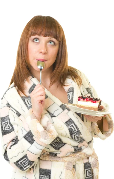 La belle jeune femme mange un délicieux gâteau — Photo