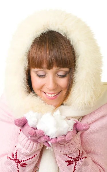 Красивая улыбающаяся девушка в теплой одежде со снегом — стоковое фото