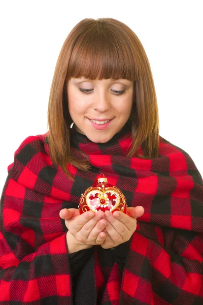 Молодая женщина с рождественским балом — стоковое фото