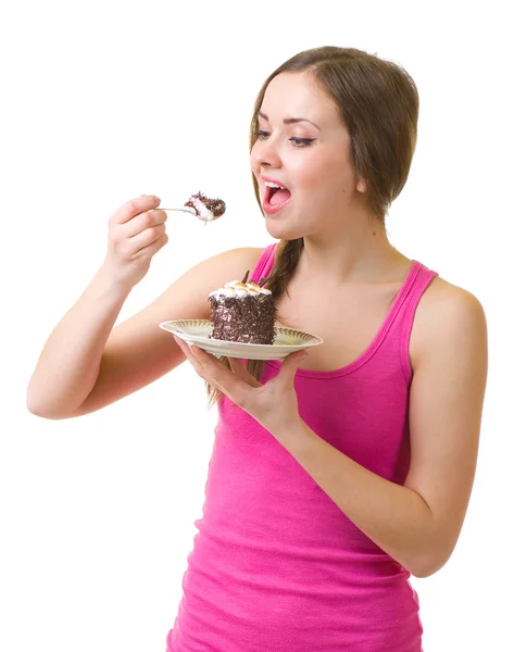 La bella giovane donna mangia la torta saporita — Foto Stock
