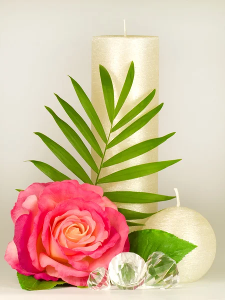 Bodegón romántico con vela blanca y rosa —  Fotos de Stock