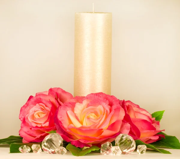 Романтический натюрморт с белой свечой и розой — стоковое фото