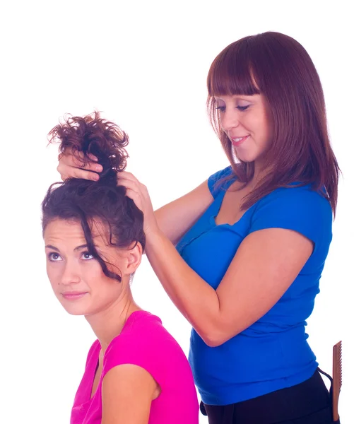 O cabeleireiro faz o corte de cabelo — Fotografia de Stock