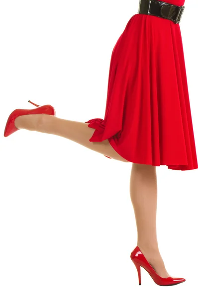 Kırmızı topuklu ve elbise seksi bacaklar — Stok fotoğraf