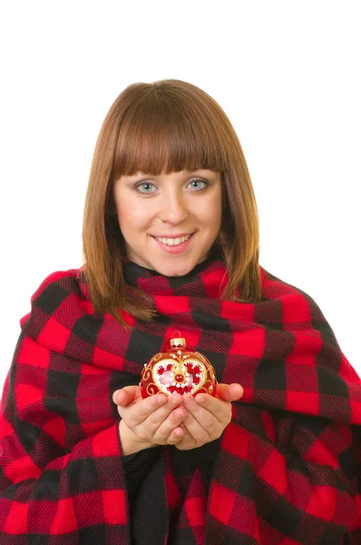 Krásná mladá žena s vánoční koule — Stock fotografie