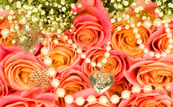 美丽的玫瑰背景和珠 — 图库照片