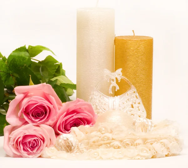 Vida morta romântica com velas e rosas rosa — Fotografia de Stock