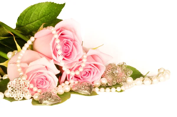 美丽的玫瑰背景和珠 — 图库照片