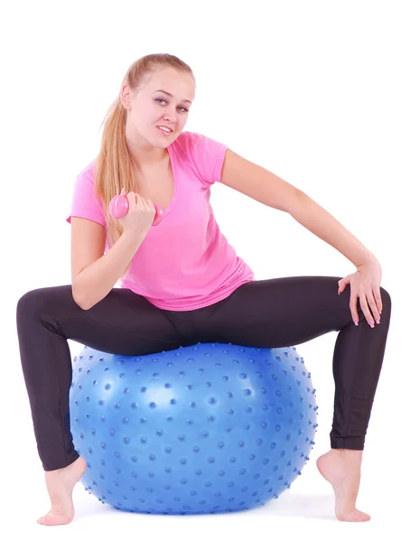 Jonge vrouw in de sportschool met een blauwe bal met het — Stockfoto