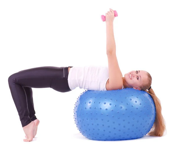 Młoda kobieta w siłowni z niebieską piłkę — Zdjęcie stockowe
