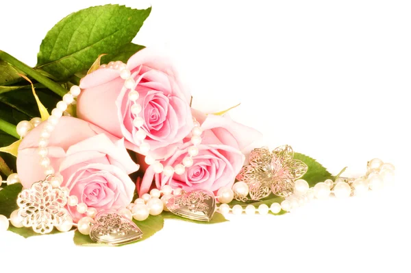 Mooie achtergrond van roos en kralen — Stockfoto
