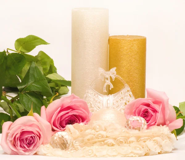 Bodegón romántico con vela blanca y rosas — Foto de Stock