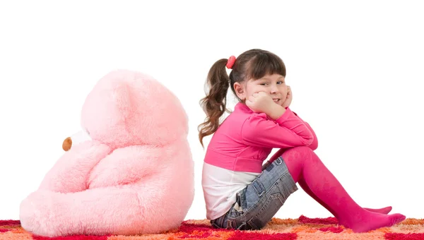 Beyaz zemin üzerinde bir oyuncak ayı ile küçük kız — Stok fotoğraf