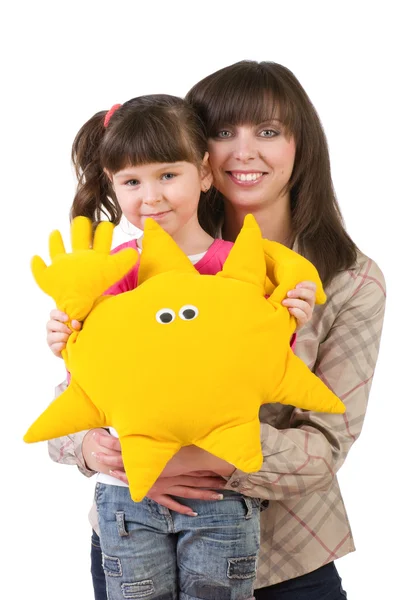 Mãe e sua filha abraçando com sol amarelo — Fotografia de Stock
