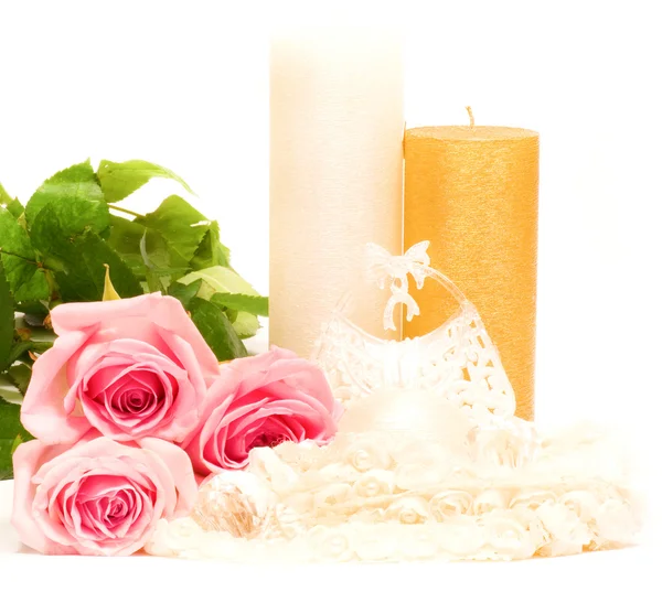 Vida morta romântica com vela branca e rosas — Fotografia de Stock