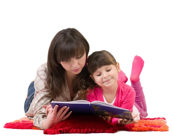 Matka a dcera čtou knihu — Stock fotografie