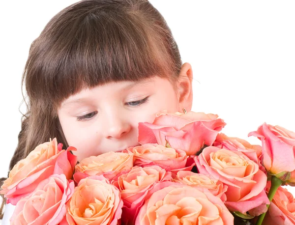 Menina bonito com rosas rosa no fundo branco — Fotografia de Stock