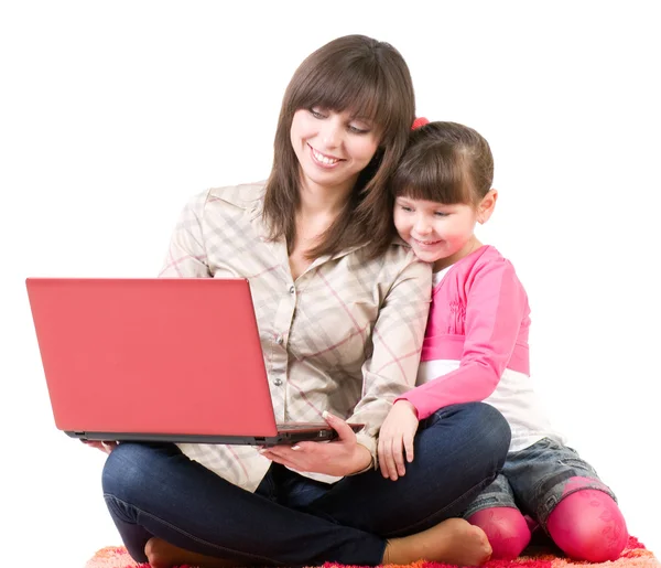 Madre e la sua figlioletta con computer portatile — Foto Stock