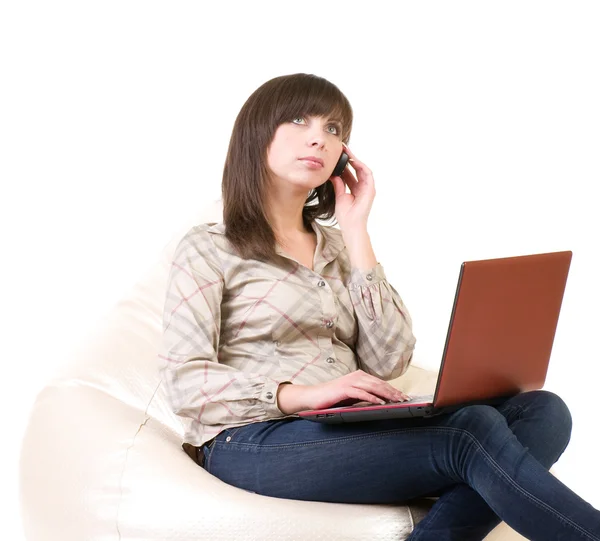 Donna con laptop e telefono — Foto Stock