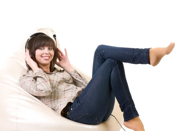 Mulher com fones de ouvido é ouvir a música — Fotografia de Stock