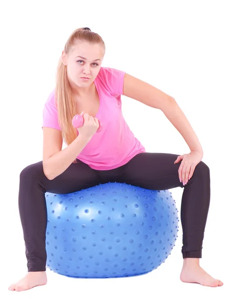 年轻女子在体育馆里有一个蓝色的球 — 图库照片