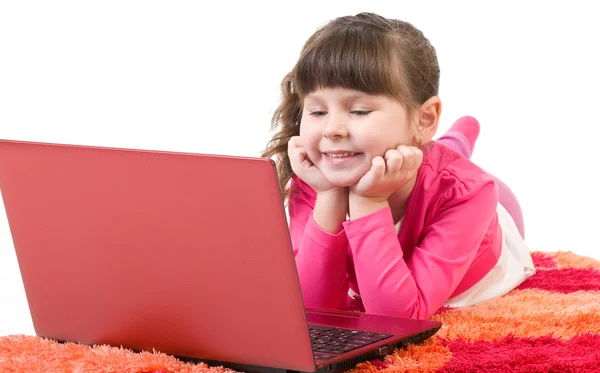 Carino bambina con computer portatile isolato su bianco — Foto Stock