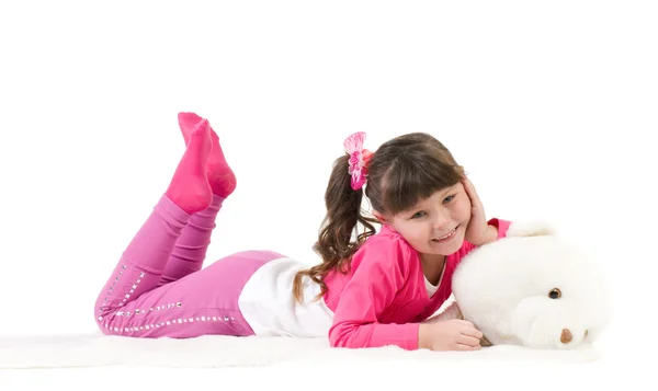 Schattig klein meisje met beer op witte achtergrond — Stockfoto