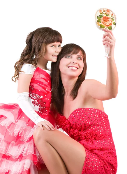 Portret matki i jej małą dziewczynkę z lustrem — Zdjęcie stockowe