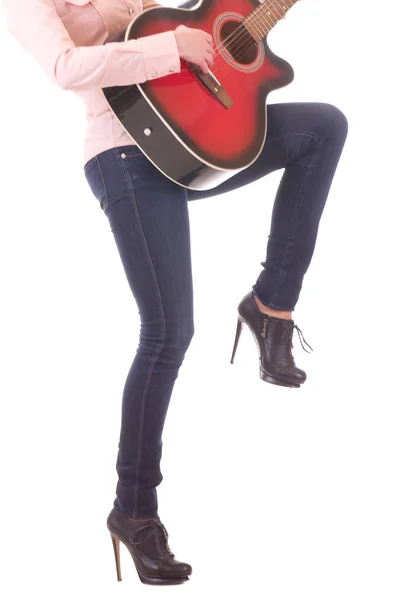 Vackra fruntimmersaktig ben med gitarr — Stockfoto