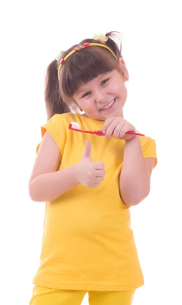 Красивая маленькая девочка чистит зубы нитью — стоковое фото