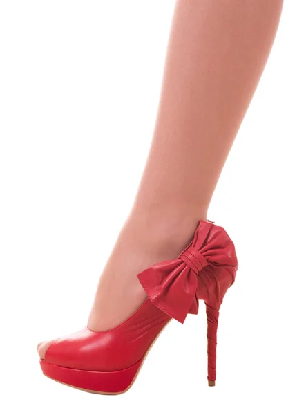 Sexig fruntimmersaktig benet i röda sko — Stockfoto