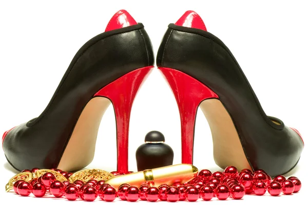 Sexy sepatu dan botol parfum terisolasi — Stok Foto